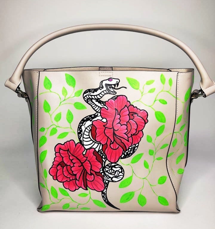 Handbemalte Vegane Ledertasche - Schlange Und Blumen Pfingstrosen Design Neonfarbe Leuchtet Im Uv-Licht Handbemalte Vegane Ledertasche - Schlange Und Blumen Pfingstrosen Design Neonfarbe Leuchtet Im Uv-Licht von AlwaysTiredArt