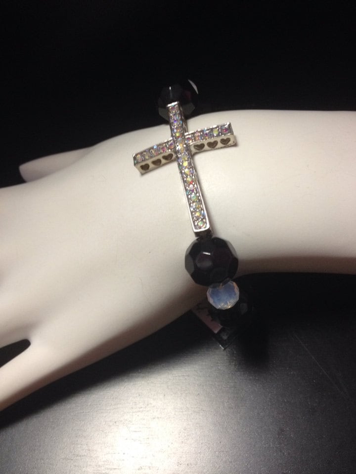 5 1/2" Facettierte Schwarze Onyx Edelstein Ab Kristall Kreuz Armband von AlyChrisBoutique