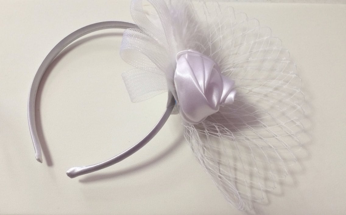 Blumenmädchen Weiß Satin Rose Gefiederten Schleier Stirnband; Fascinator, Weißes Stirnband, Blume von AlyChrisBoutique