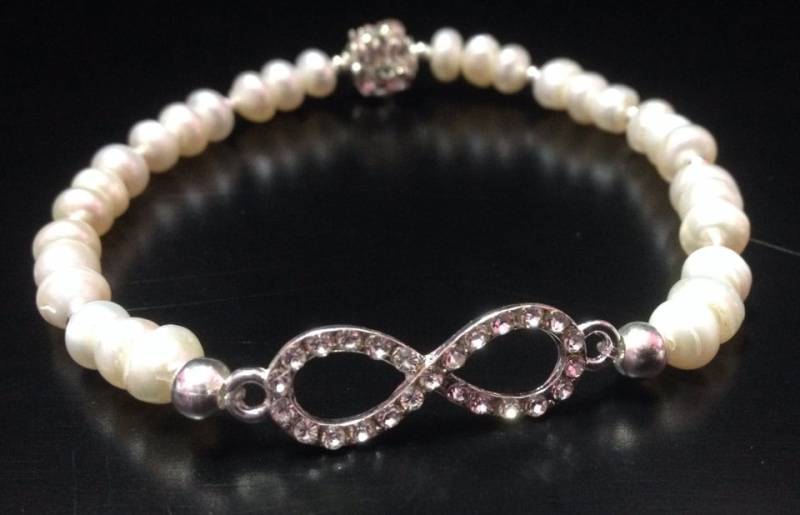 Kristall Infinity Charme Kultiviert Süßwasser Perle Armband, Zierliche Stretch Brautjungfer Geschenke Kristall Infinity Charme Kultiviert Süßwasser Perle Armband, Zierliche Stretch Brautjungfer Geschenke von AlyChrisBoutique