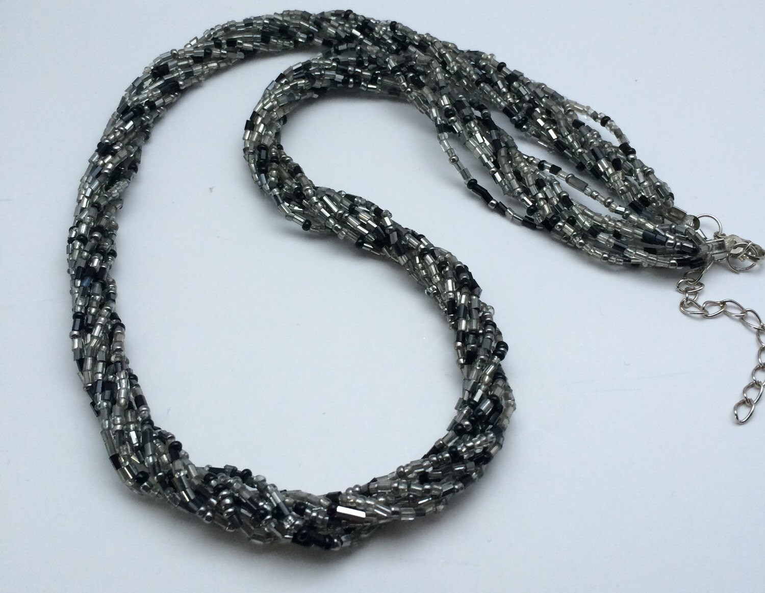 Schwarz & Silber Multi Strand Twisted Seed Perle Halskette, Rocailles Perlenschmuck, Boho Perlen Halskette Schwarz & Silber Multi Strand Twisted Seed Perle Halskette, Rocailles Perlenschmuck, Boho Perlen Halskette von AlyChrisBoutique