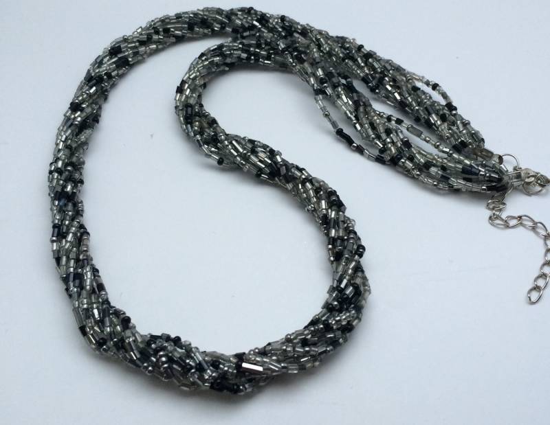 Schwarz & Silber Multi Strand Twisted Seed Perle Halskette, Rocailles Perlenschmuck, Boho Perlen Halskette Schwarz & Silber Multi Strand Twisted Seed Perle Halskette, Rocailles Perlenschmuck, Boho Perlen Halskette von AlyChrisBoutique
