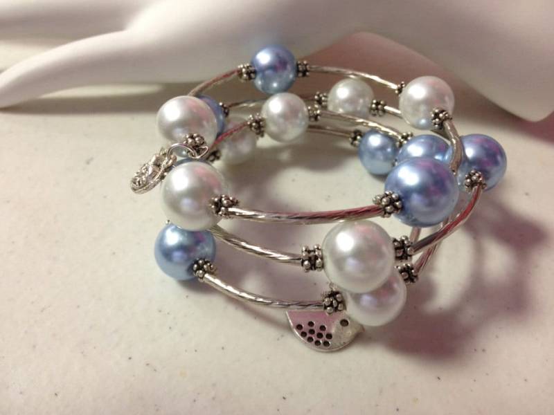 Weiß & Blau Faux Perle Perlen Spatz Und Herz Charm Wrap Armband, Memory Draht Armband Weiß & Blau Faux Perle Perlen Spatz Und Herz Charm Wrap Armband, Memory Draht Armband von AlyChrisBoutique