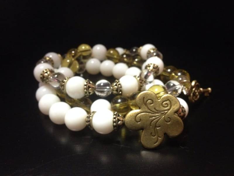 Weiß & Gelb Glas Perle Charm Armband Set, Stapel Armbänder, Boho Armbänder Weiß & Gelb Glas Perle Charm Armband Set, Stapel Armbänder, Boho Armbänder von AlyChrisBoutique
