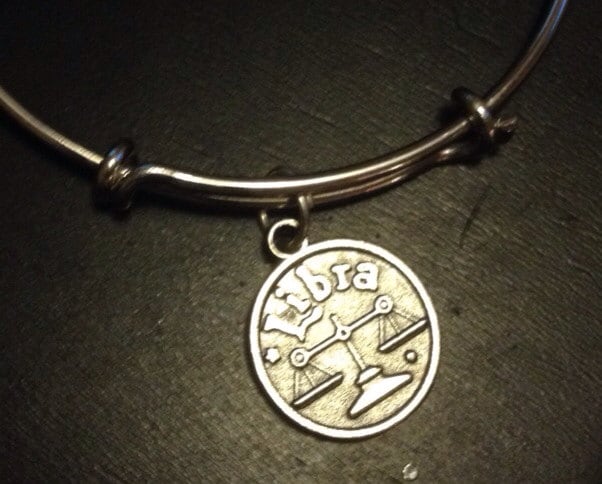 sternzeichen Waage Charm Armreif sternzeichen Waage Charm Armreif von AlyChrisBoutique