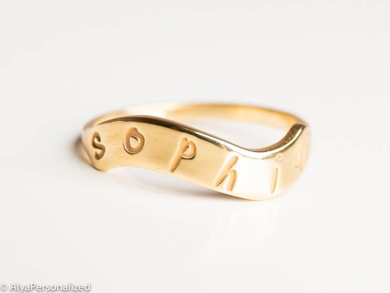 Gold Namensring - Siegelring Frauen Handgestempelter Goldring Zierlicher Personalisierter Damenring Personalisiertes Geschenk von AlyaPersonalized