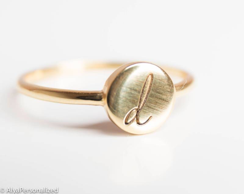 Gold Ring - Personalisierter Initial Ring Gravierter Gold Ring - Personalisierter Initial Ring Gravierter von AlyaPersonalized