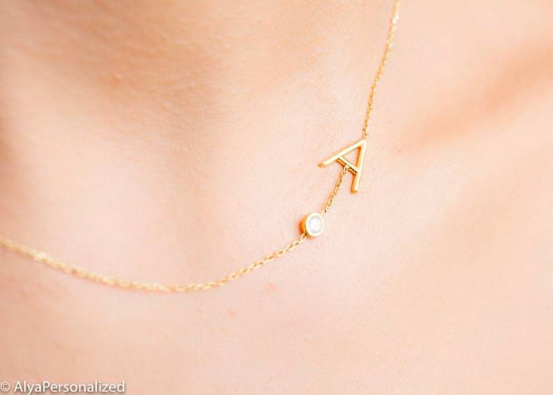 Gold Seitlich Initiale Halskette - Geburtsstein Personalisiertes Geschenk Personalisierte Personalisierter Goldschmuck Weihnachtsgeschenke von AlyaPersonalized