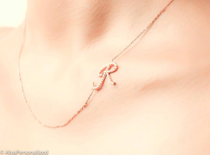 Handgemachter Schmuck - Personalisierte Halskette Personalisieren Sie Anfangshalskette Seitlich Geburtstagsgeschenke Für Sie von AlyaPersonalized