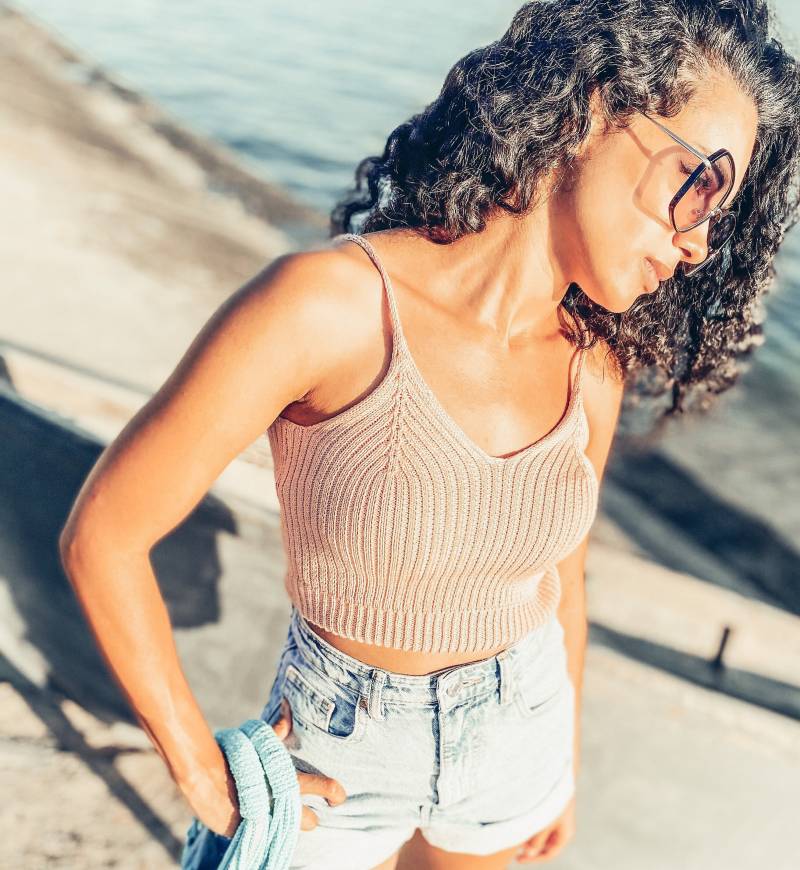 Pastellfarbenes Crop-Top Für Damen. Kurzes Beiges Top. Baumwoll-Strick-Top. Ärmelloses Strick-Crop-Top/Strick-Top in Hellrosa von Alyafranka