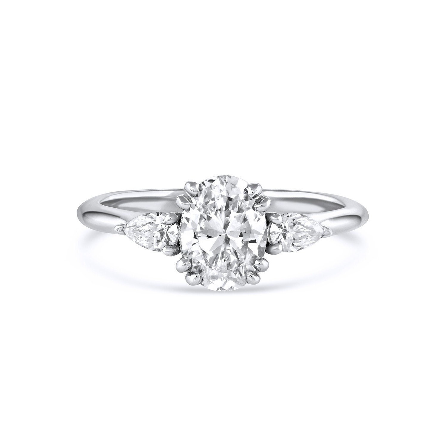 Eva Oval Diamant Drei Stein Verlobungsring | Lab Grown Diamond Oder Moissanit, Erhabene Doppelzange Fassung, Platin Weiß Gold Vintage von AlyshaWhitfield