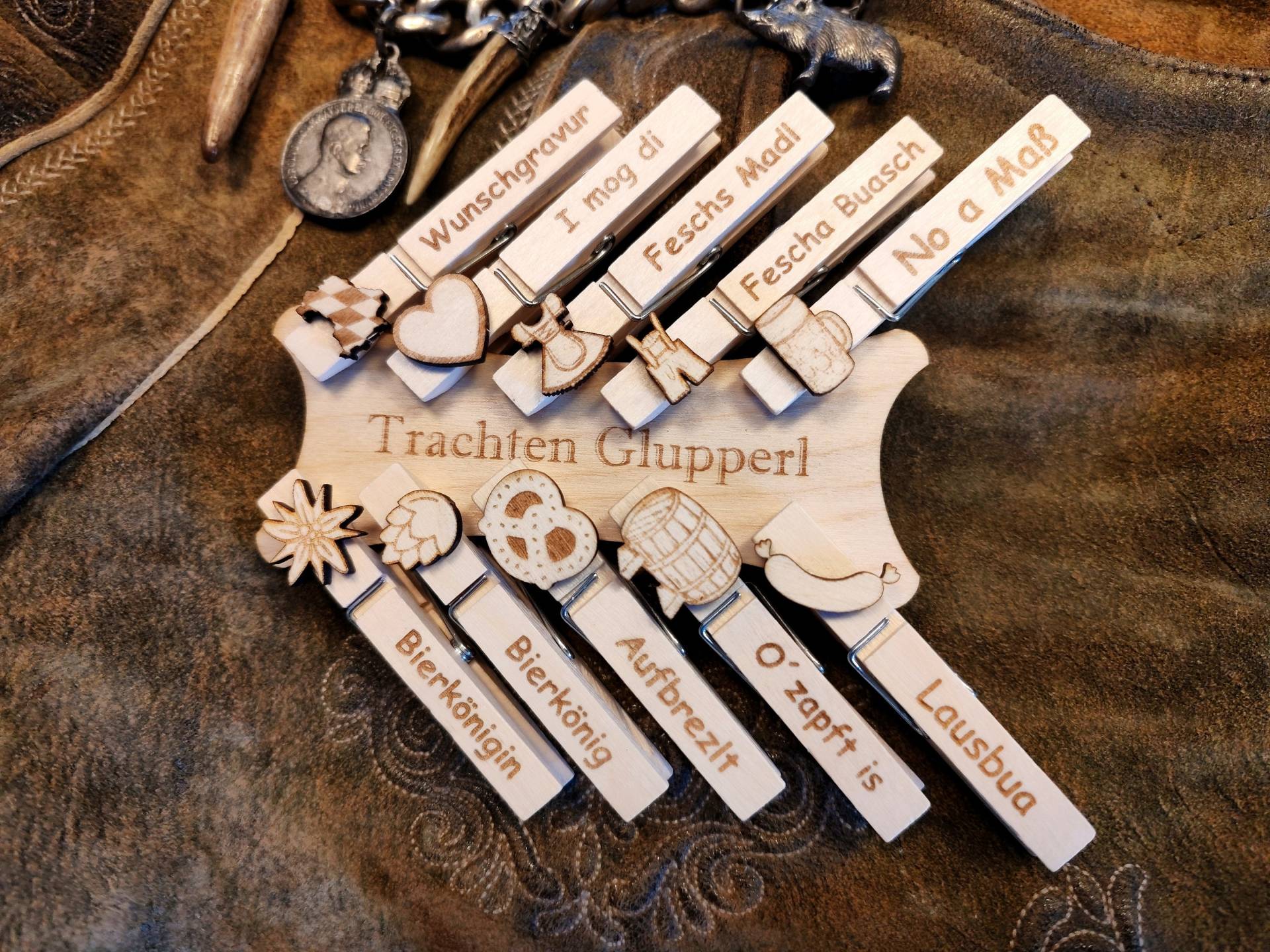 Oktoberfest Glupperl Personalisiert | Gravierte Trachten Wäscheklammer Wiesn Pin Biergarten Hochzeit Dirndl Lederhosen von AlztalDesign