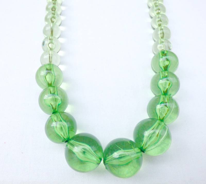 xx Grüne Ombre Kunstglasperle Vintage Halskette, Dicke Perlen, Statement Modeschmuck, Grüne Ombre 32-Zoll-Halskette von AmVaBe