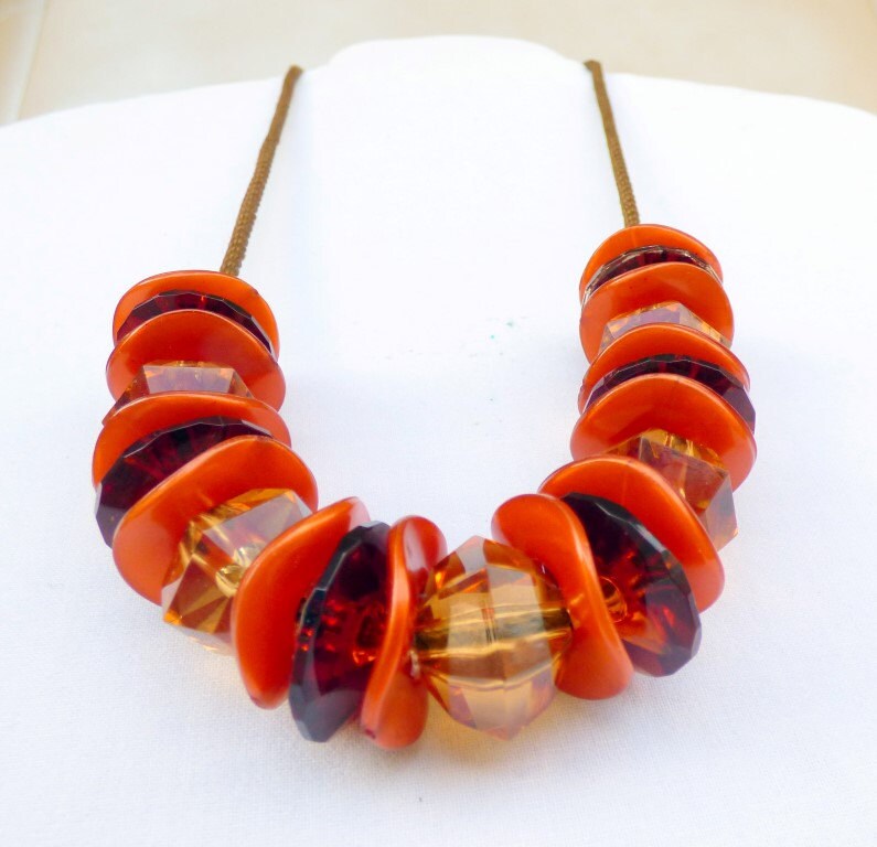 xx Orange Perlen Halskette, Kunststoffperlenkette, 80Er Jahre Kitsch Kunststoffperlen, Braun Kunststoffperlen von AmVaBe