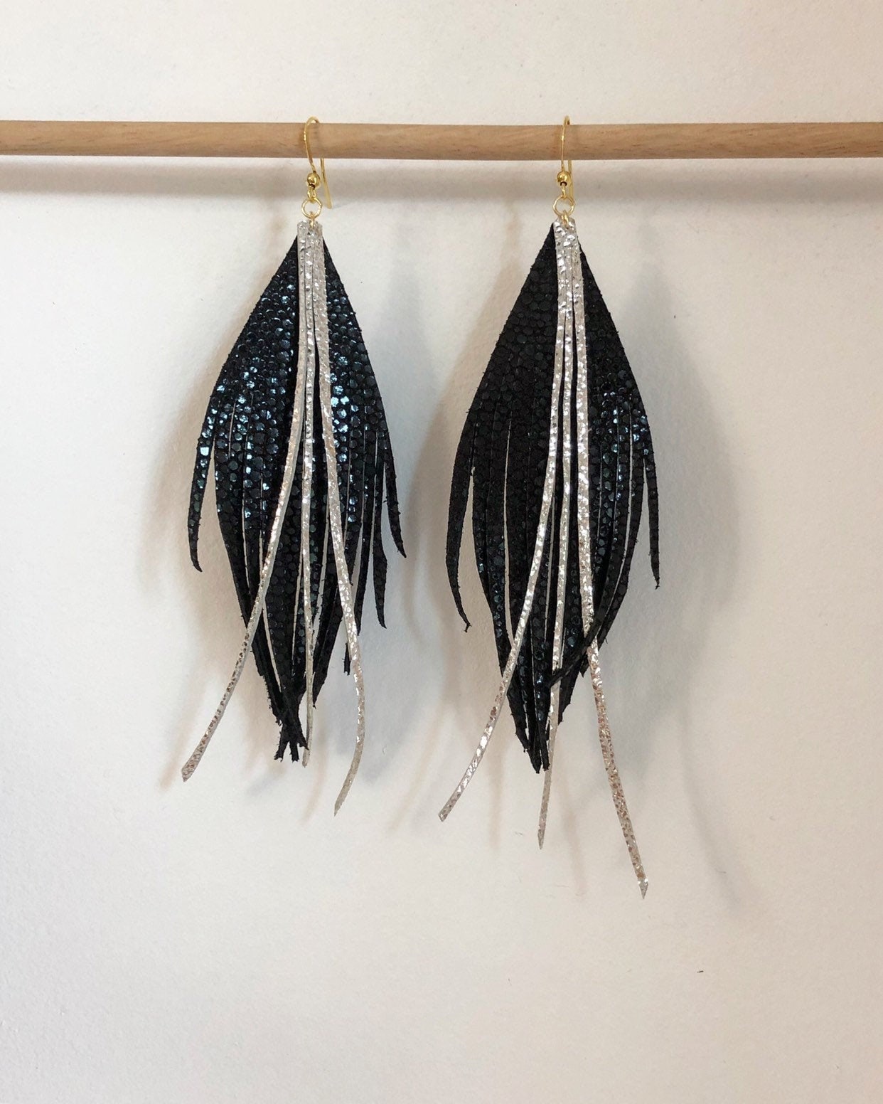 Leder Feder Ohrringe Schwarz Und Gold Feder Ohrringe Leder Leichte von AmahleDesigns