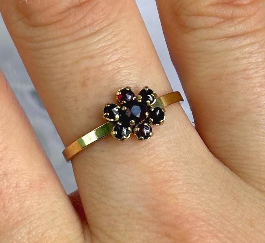 Ring Aus 333Er | 8 Karat Gold | Gr. 55/7, 2 Mit Granat in Blumenform Vintage Antik von AmaiaVintage