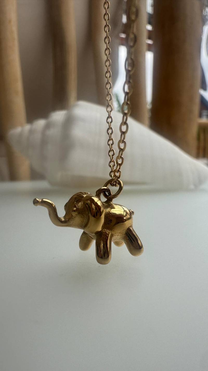3D Glücks Elefant Anhänger Mit Kette | 18 Karat Vergoldet 316 Edelstahl Wasserfest & Nickelfrei 3D Glücks Elefant Anhänger Mit Kette | 18 Karat Vergoldet 316 Edelstahl Wasserfest & Nickelfrei von Amalithebrand