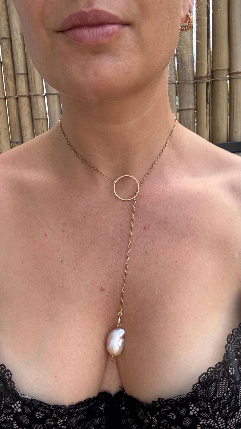 Y-Kette „Laperla" Mit Barock Perle Rosé Y-Kette „Laperla" Mit Barock Perle Rosé von Amalithebrand