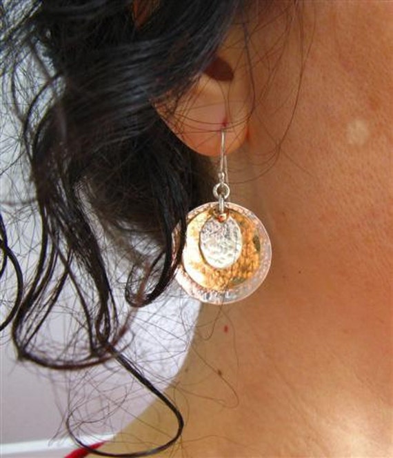 sterling Silber Gehämmert Scheibe Ohrringe. Mix Metall & Gold Disc Ohrringe von Amallias
