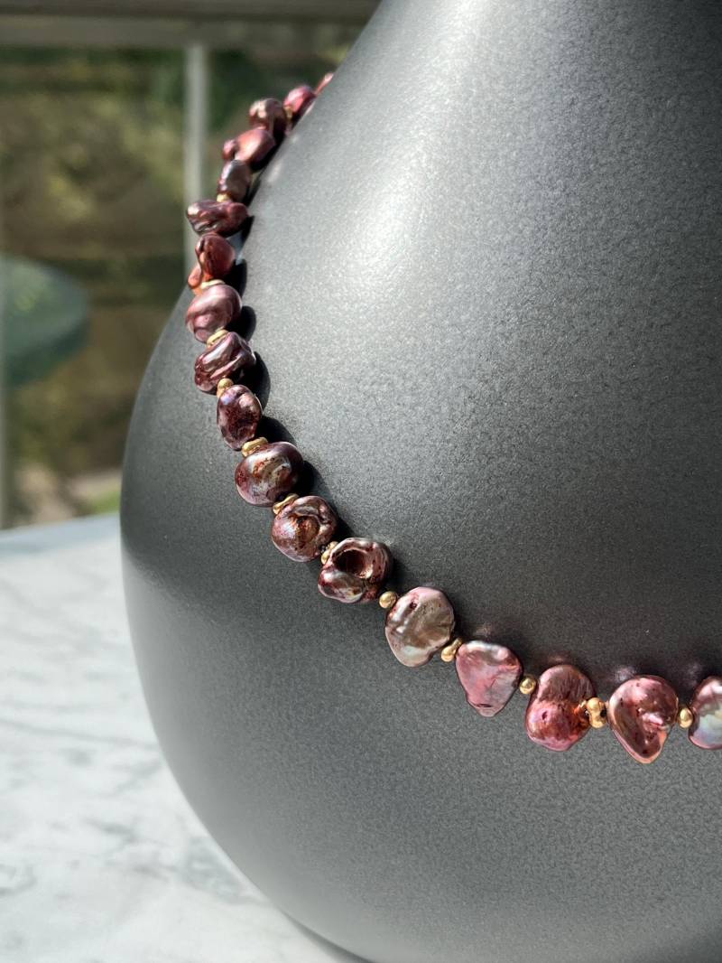 Elegante Halskette, Blickfang, Barock, Sehr Spezielle, Dekorative Keshiperlen, Bronze-Gold Farbe. Sehr Schöner Lüster. Magnetverschluss von AmaloukDesign