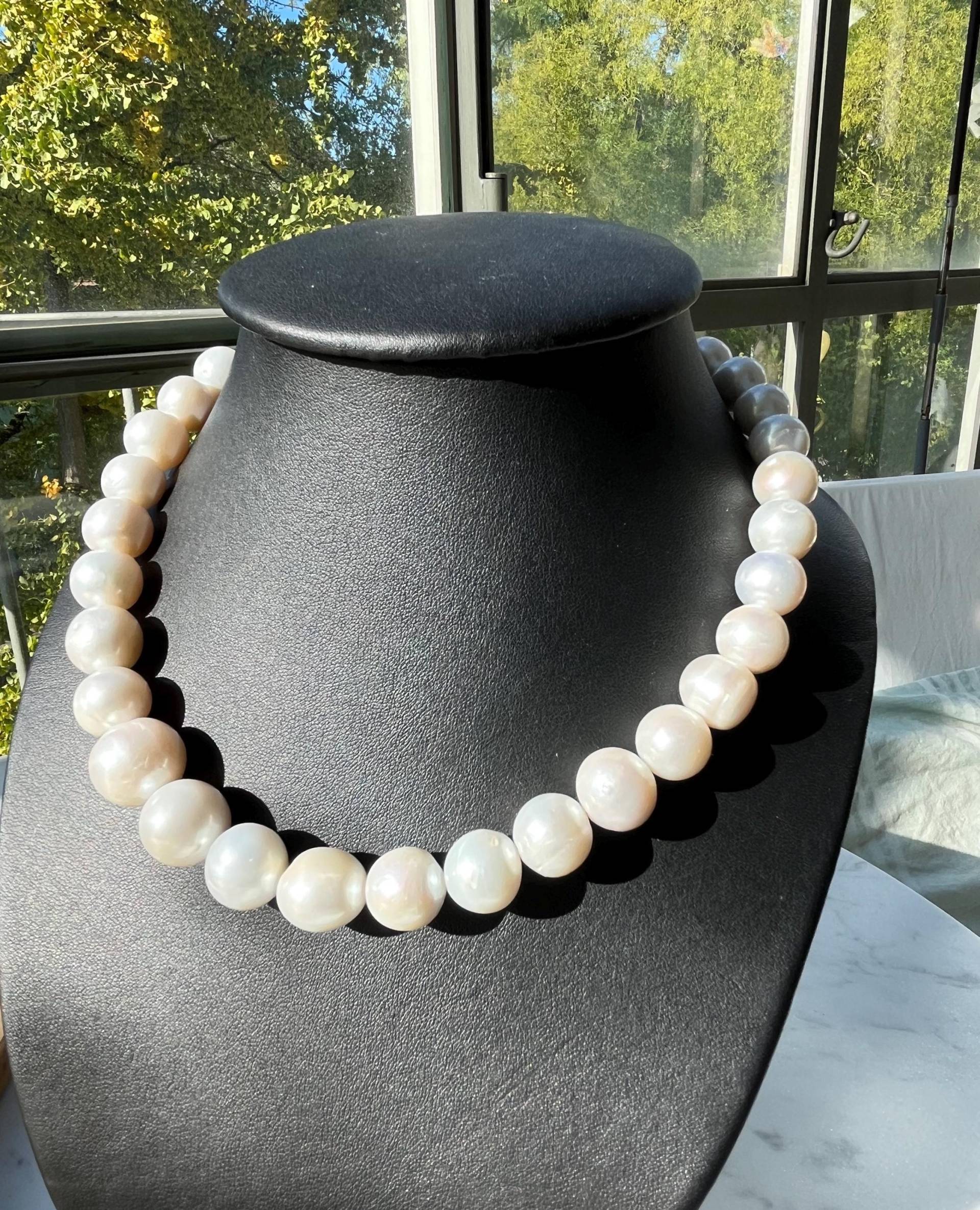 Halskette, Barock Perlen Kette, Sehr Grosse, Weisse Süsswasserperlen. Repräsentativ. Statement. Lüster. Unikat, Blickfang, Casual - Elegant Halskette, Barock Perlen Kette, Sehr Grosse, Weisse Süsswasserperlen. Repräsentativ. Statement. Lüster. Unikat, Blickfang, Casual - Elegant von AmaloukDesign