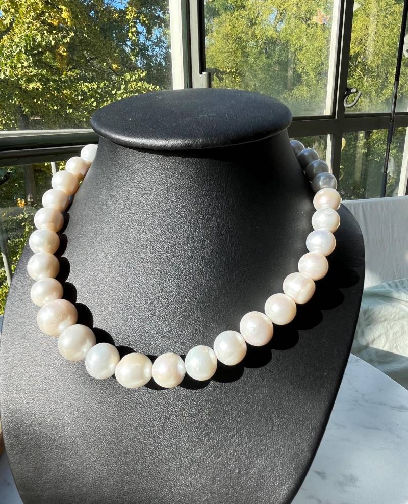 Halskette, Barock Perlen Kette, Sehr Grosse, Weisse Süsswasserperlen. Repräsentativ. Statement. Lüster. Unikat, Blickfang, Casual - Elegant von AmaloukDesign