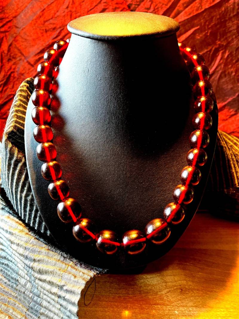 Halskette, Kunstharz Alt, Dunkel Rot, Faux Amber, Halbtransparent. Vintage. , Ev Galalith Art Deco. 40Er Jahre. 58cm von AmaloukDesign