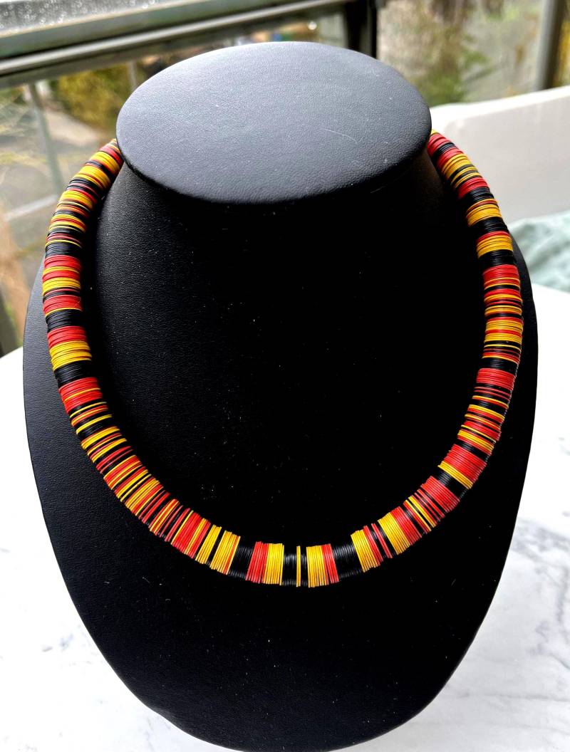 Halskette. Afrika, Vinyl. Phonobeads, Alt. 12mm. Vintage. Sehr Leicht. Sommer - Und Winterkette. Rot Gelb Schwarz. 50Er Jahre. Ethno Halskette. Afrika, Vinyl. Phonobeads, Alt. 12mm. Vintage. Sehr Leicht. Sommer - Und Winterkette. Rot Gelb Schwarz. 50Er Jahre. Ethno von AmaloukDesign