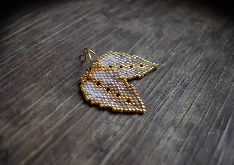 Yumombre Leaves - Light Mauve Ohrringe, Ohrhänger, Vergoldetes Sterlingsilber von AmaltheaCph