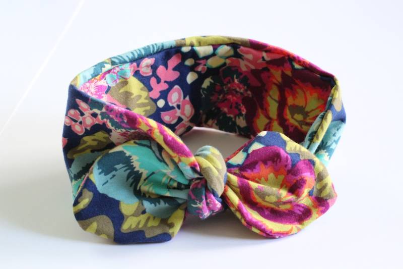 Navy Und Florales Top Knoten Stirnband Oder Mütze, Designer Strick Stirnband, Passende Stirnbänder, Mama Ich, Yoga Navy, Senf Rosa von AmanaDesign