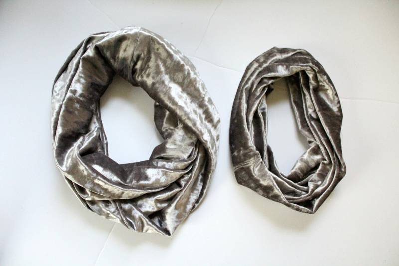 Zerkleinert Samt Infinity Schal, Mama & Mich Schals, Zerkleinert Grau Samt, Zubehör, Weihnachtsgeschenk Für Sie, Kleinkind Schal von AmanaDesign