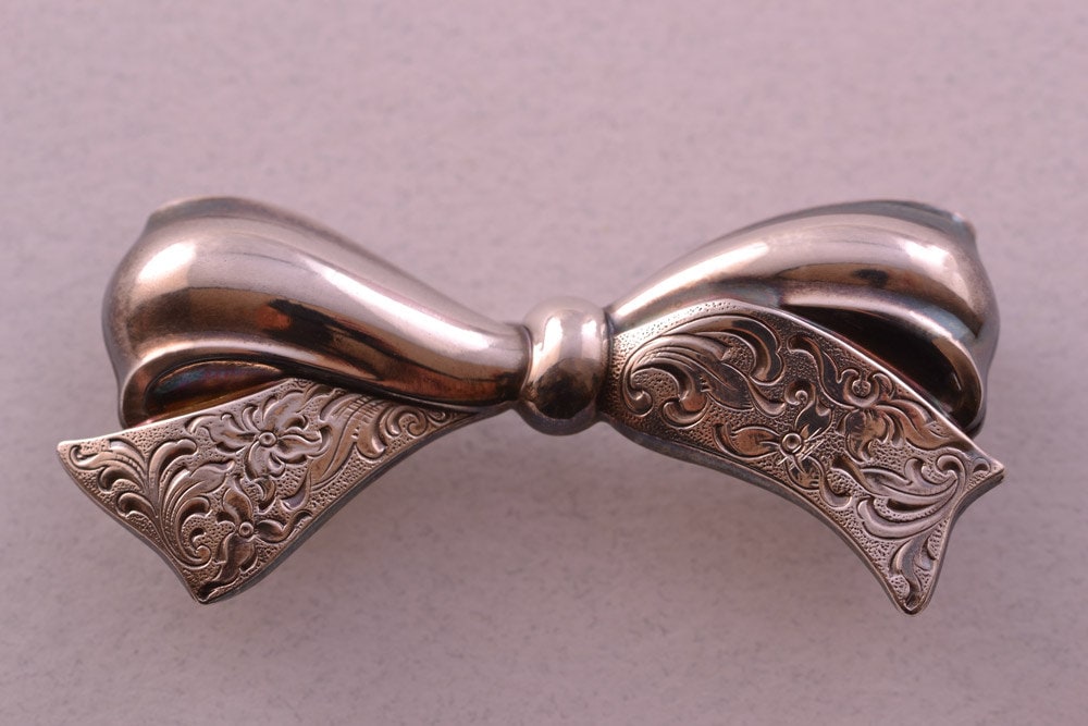 Silber Retro Schleife Brosche | 669M Silber Retro Schleife Brosche | 669M von AmandaApplebyShop