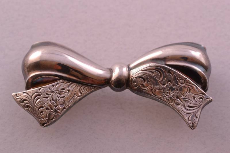 Silber Retro Schleife Brosche | 669M Silber Retro Schleife Brosche | 669M von AmandaApplebyShop