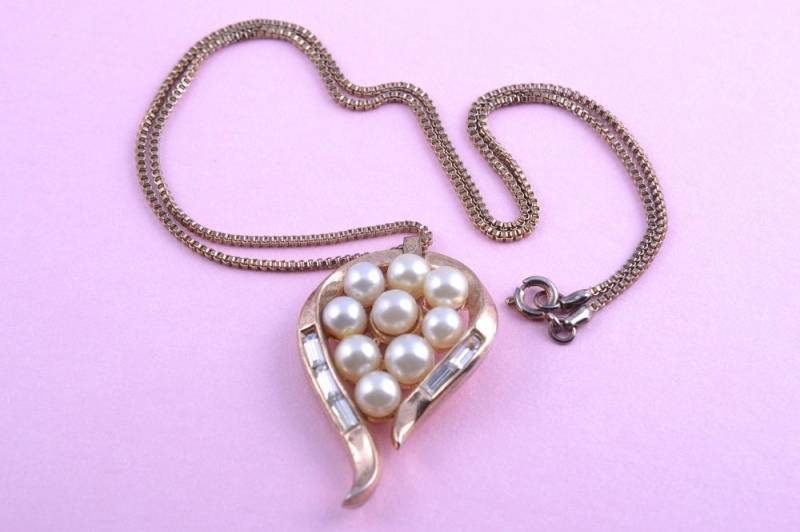 Vergoldete Trifari Anhänger Mit Kunstperlen Und Diamanté | 577V Vergoldete Trifari Anhänger Mit Kunstperlen Und Diamanté | 577V von AmandaApplebyShop