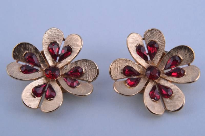 Vergoldete Trifari Blumen Ohrclips Mit Rotem Diamanté | 244C Vergoldete Trifari Blumen Ohrclips Mit Rotem Diamanté | 244C von AmandaApplebyShop