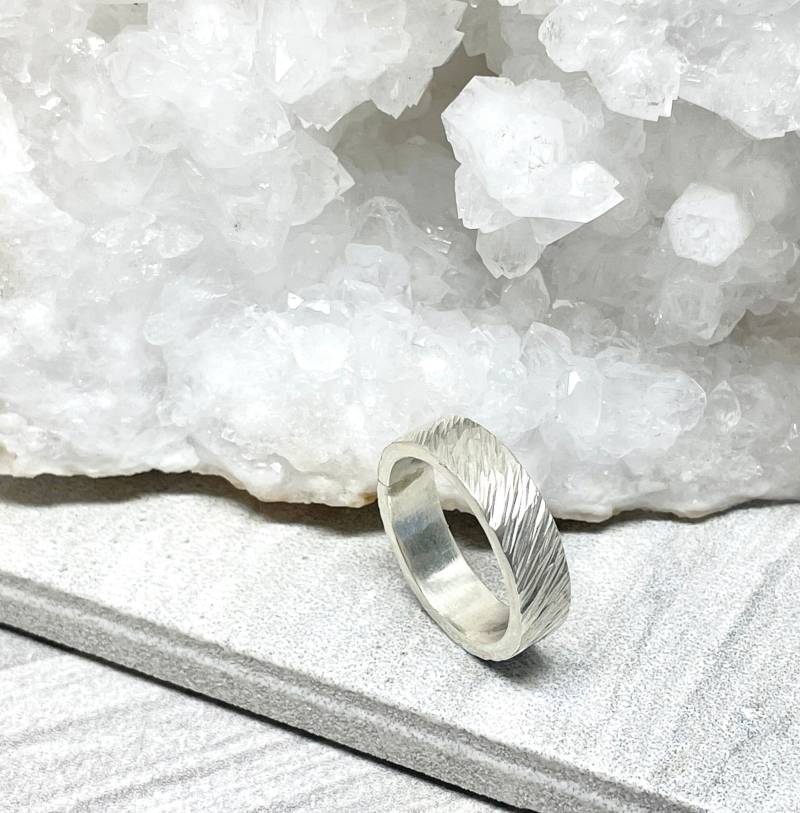 Birch Gehämmert Sterling Silber Band Birch Gehämmert Sterling Silber Band von AmandaKLockrowJewels