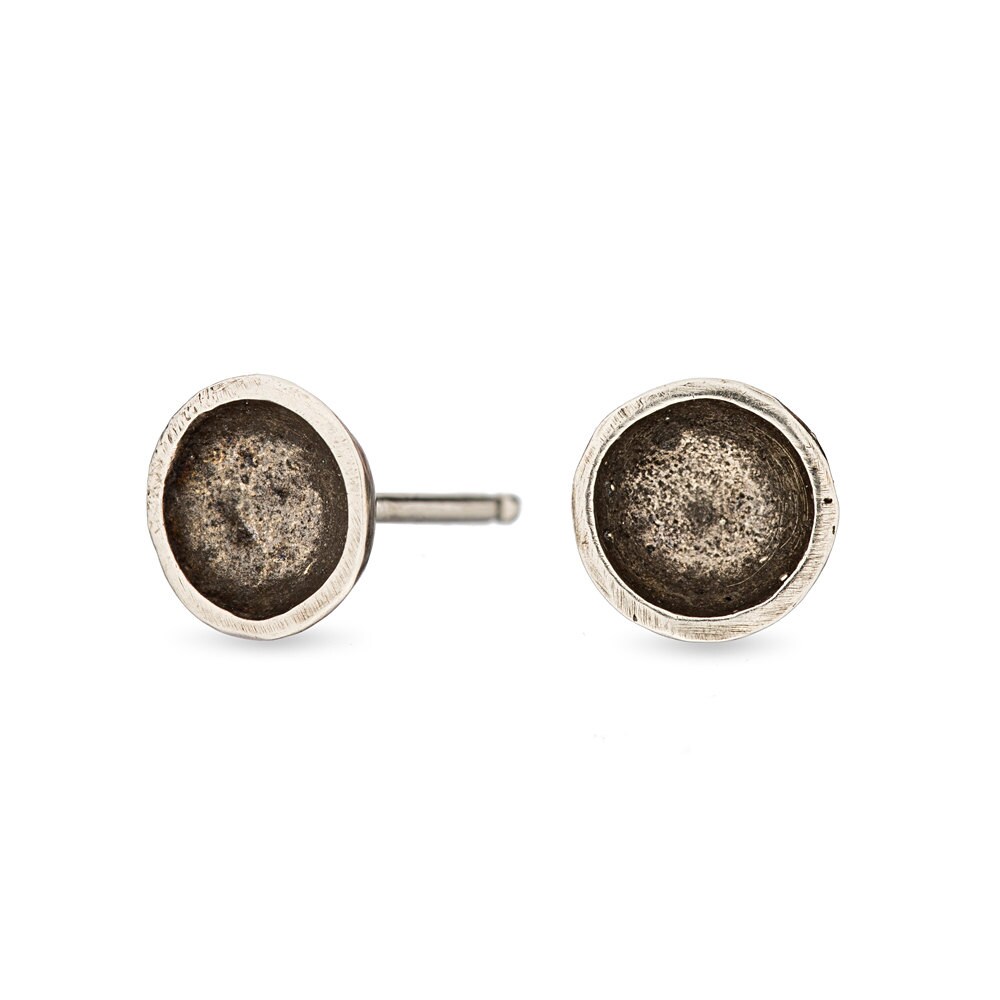 Einfache Silber Gehämmerte Schale Ohrstecker Einfache Silber Gehämmerte Schale Ohrstecker von AmandaKLockrowJewels