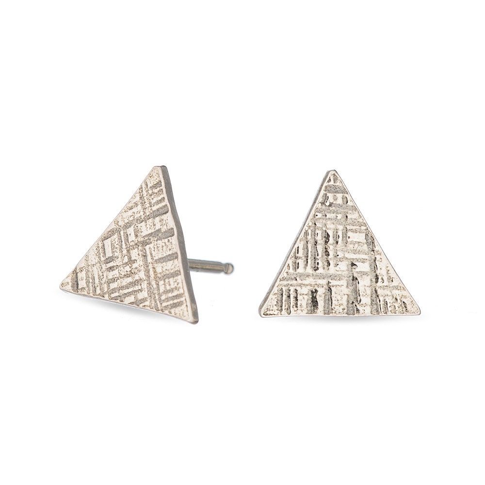 Kleine Silberfarbene Dreieck Ohrstecker Kleine Silberfarbene Dreieck Ohrstecker von AmandaKLockrowJewels