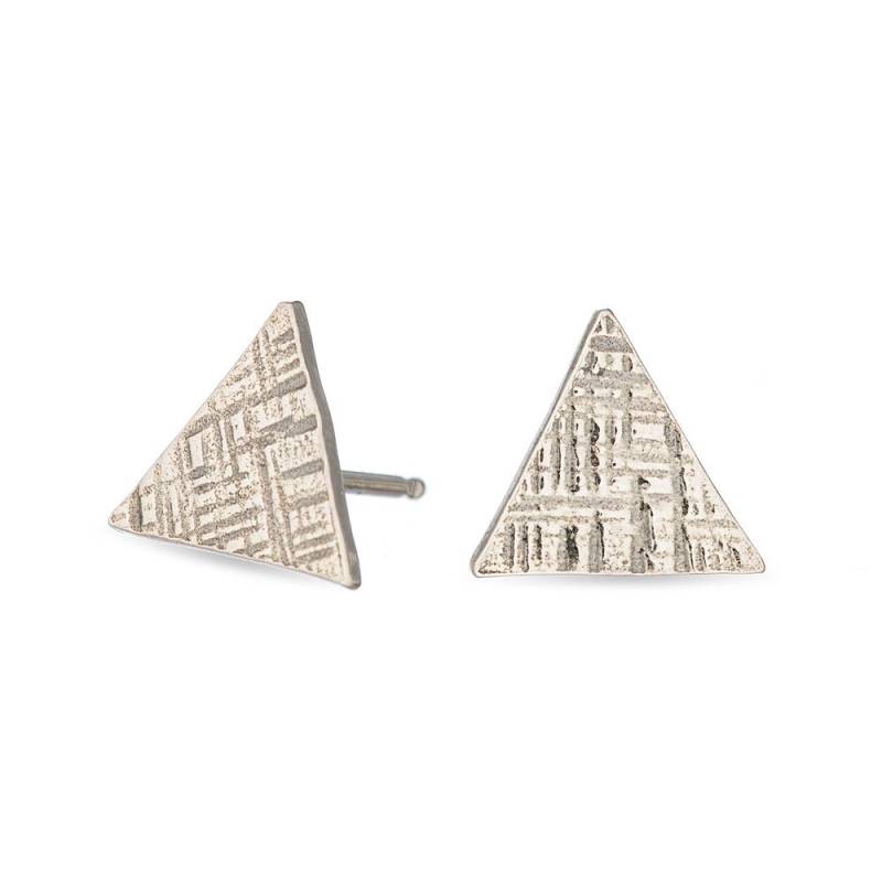 Kleine Silberfarbene Dreieck Ohrstecker von AmandaKLockrowJewels