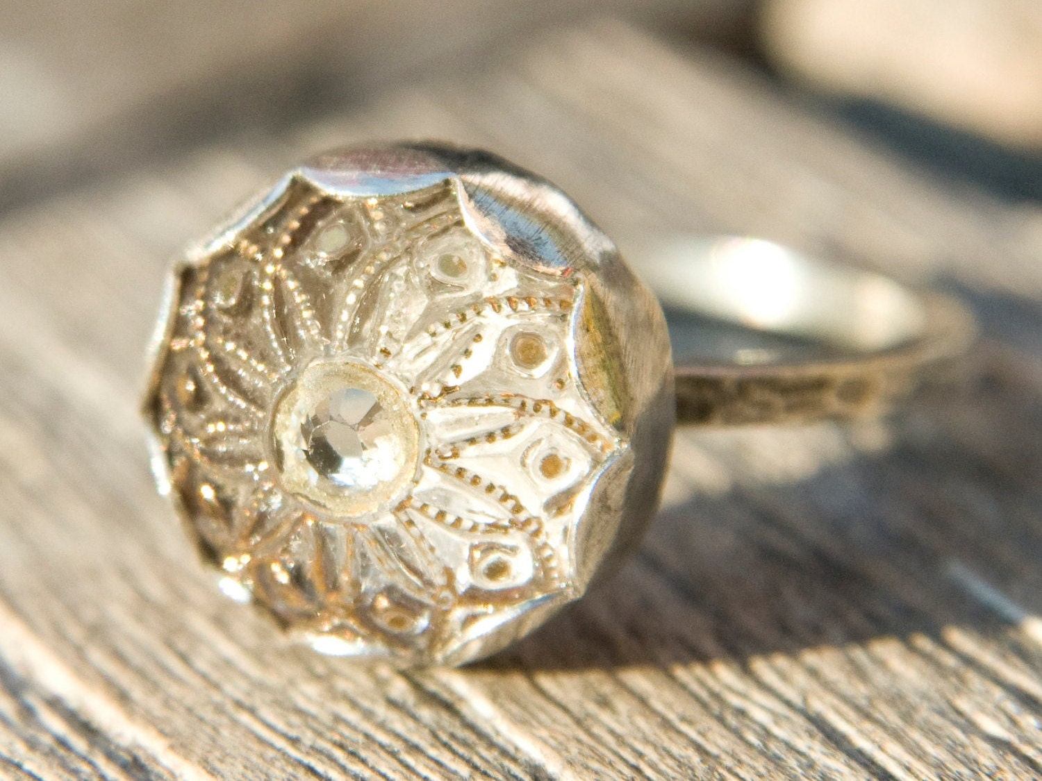 Zierliche Goldene Blume Vintage Knopf Ring von AmandaKLockrowJewels