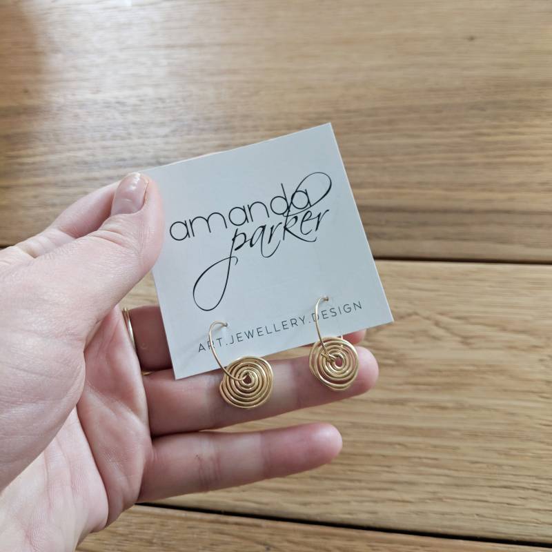 Gold Spiral Draht Ohrringe - Handgeformte 14 Karat Golddraht Alltägliche Statement Gold Spiral Draht Ohrringe - Handgeformte 14 Karat Golddraht Alltägliche Statement von AmandaParkerShop