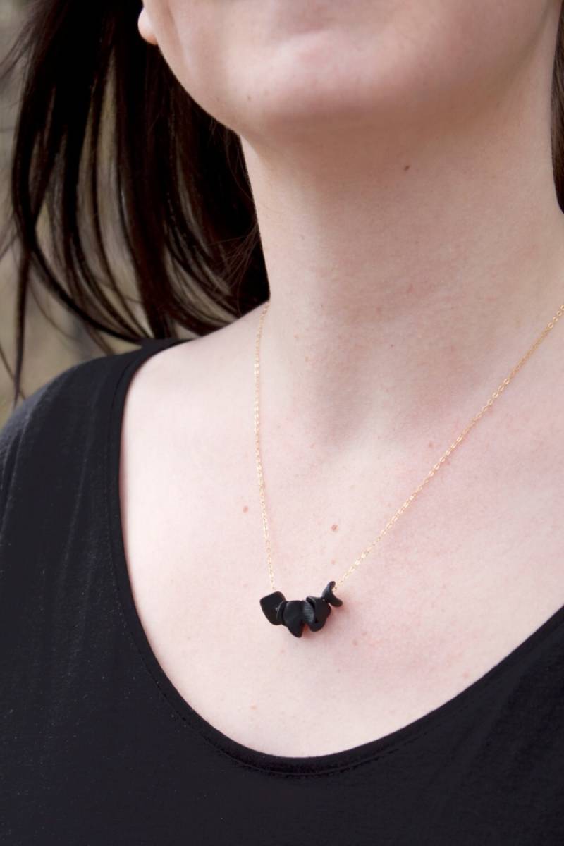 Hand Geformt Polymer Clay Blütenblätter Halskette Grundlegende Schwarze Valentines Geschenkidee Für Sie von AmandaParkerShop