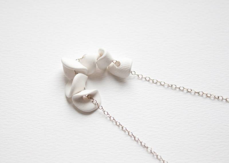 Hand Geformt Polymer Clay Blütenblätter Halskette - Winter Weiß von AmandaParkerShop