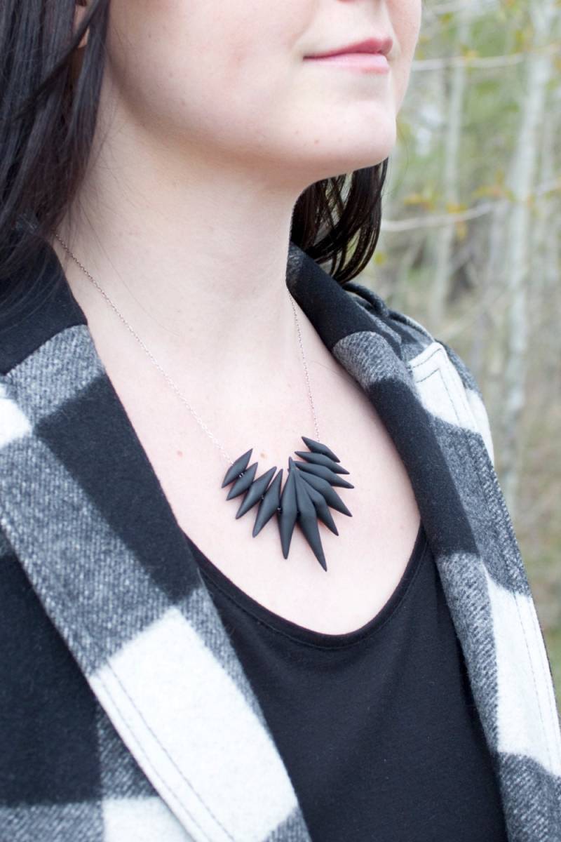 Schwarze Mittelgroße Federkiel-Halskette - Hand Modelliert Polymer Clay Stacheln An Zarter Kette Schwarze Mittelgroße Federkiel-Halskette - Hand Modelliert Polymer Clay Stacheln An Zarter Kette von AmandaParkerShop