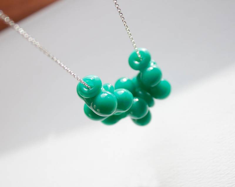 Türkisfarbene Handgemachte Glasperlenkette Aus Geflammten Und Bearbeiteten Glasperlen von AmandaParkerShop