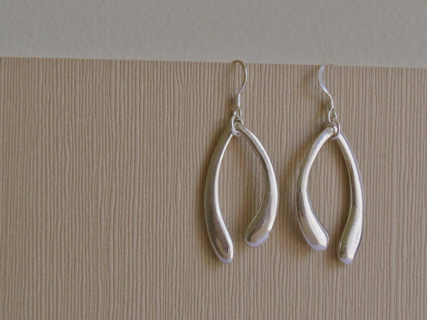 Große Wishbone Hängeohrringe Lässiger Alltags Schmuck Große Wishbone Hängeohrringe Lässiger Alltags Schmuck von AmandaSchoppel