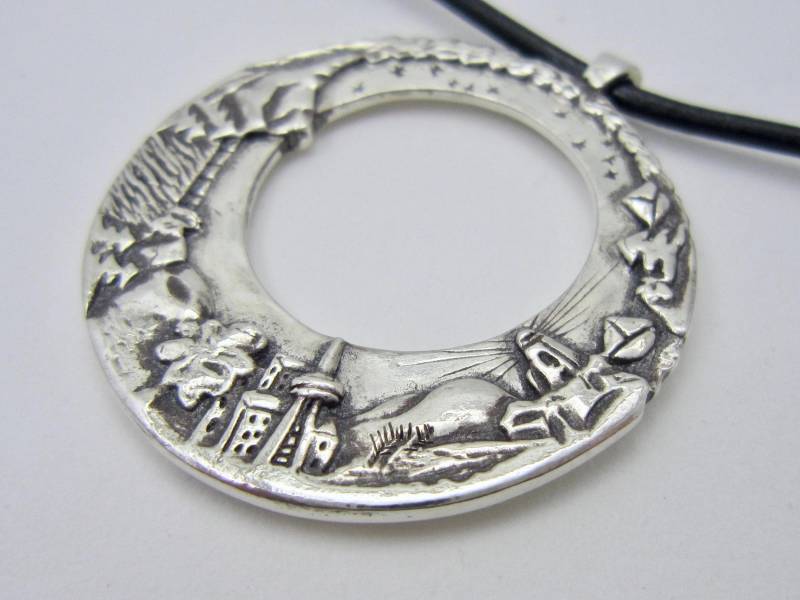 Handgemachter Landschaftsschmuck/Detailreicher Kreisanhänger Oh Canada Schmuck von AmandaSchoppel