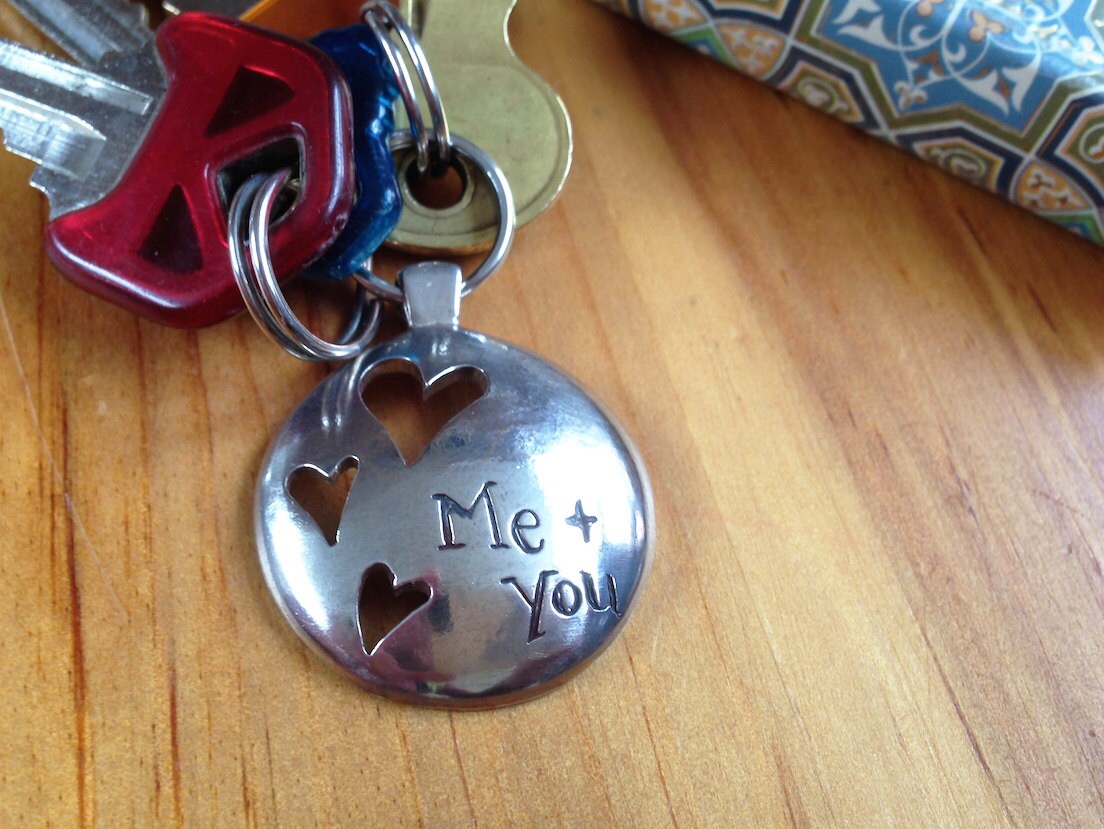 Handgeschnitzter "Ich + Du' Schlüsselanhänger Sentimental Silver Love Token Handgeschnitzter "Ich + Du' Schlüsselanhänger Sentimental Silver Love Token von AmandaSchoppel