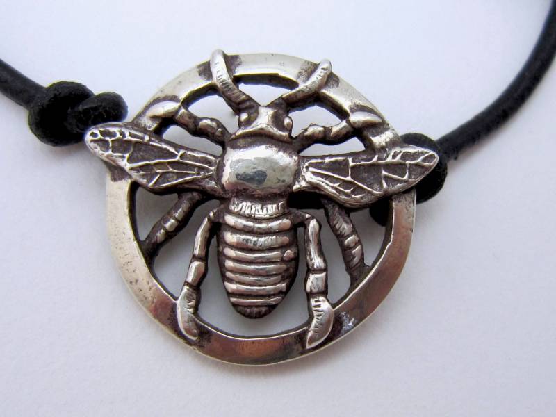 Handgeschnitztes Silber-Bienen-Lederarmband - Verstellbar von AmandaSchoppel