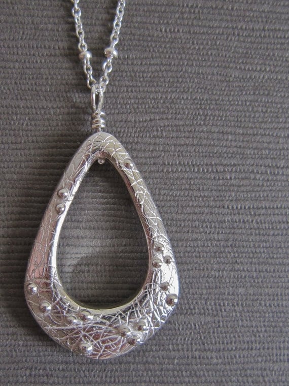 Kleiner Silber Anhänger/Beule Auf Der Erde Filigraner Handgemachter Schmuck Strukturierter Kleiner Silber Anhänger/Beule Auf Der Erde Filigraner Handgemachter Schmuck Strukturierter von AmandaSchoppel